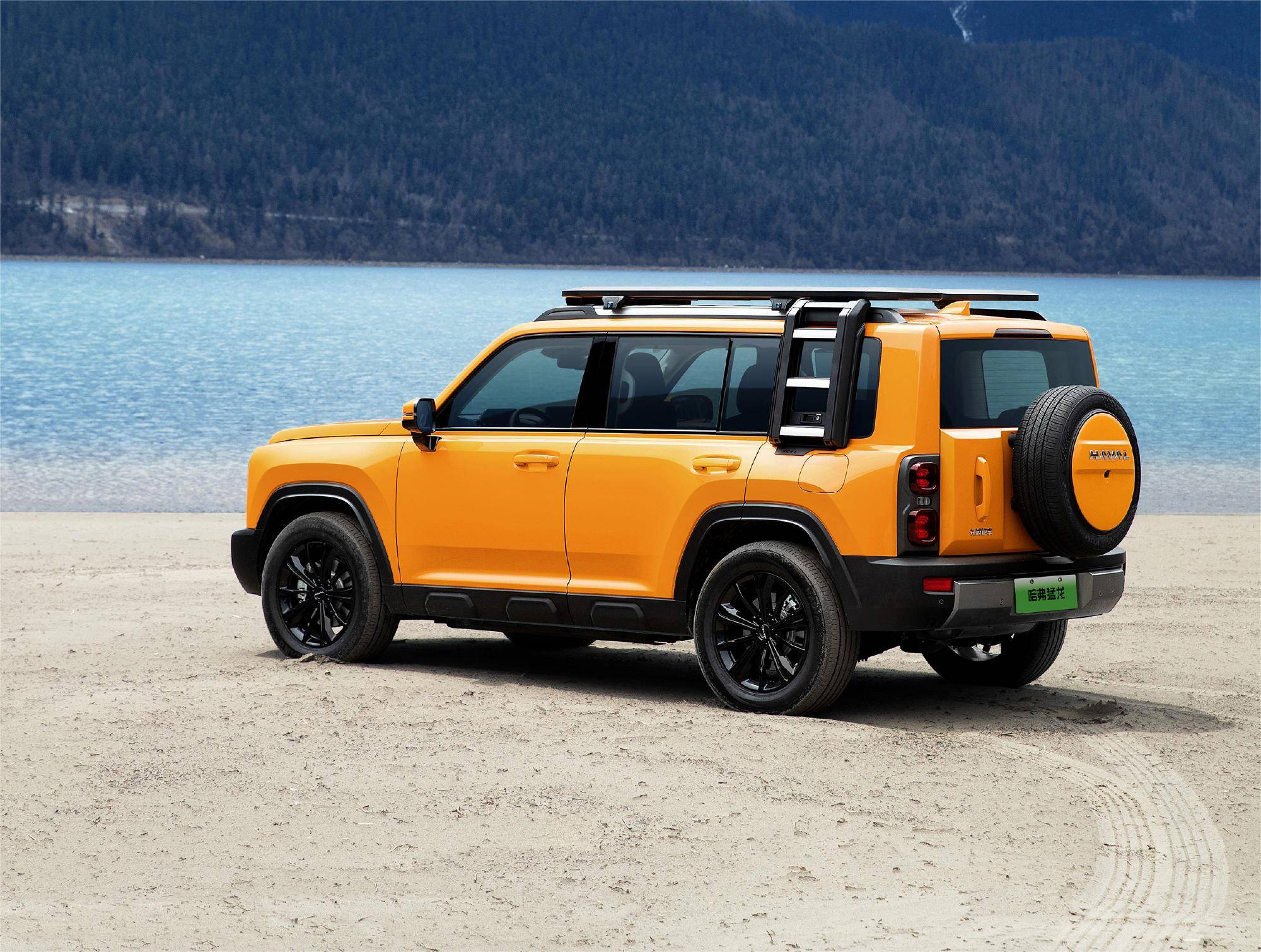 前脸部分,内部采用横幅式造型的进气格栅中央带有醒目的"haval"字样