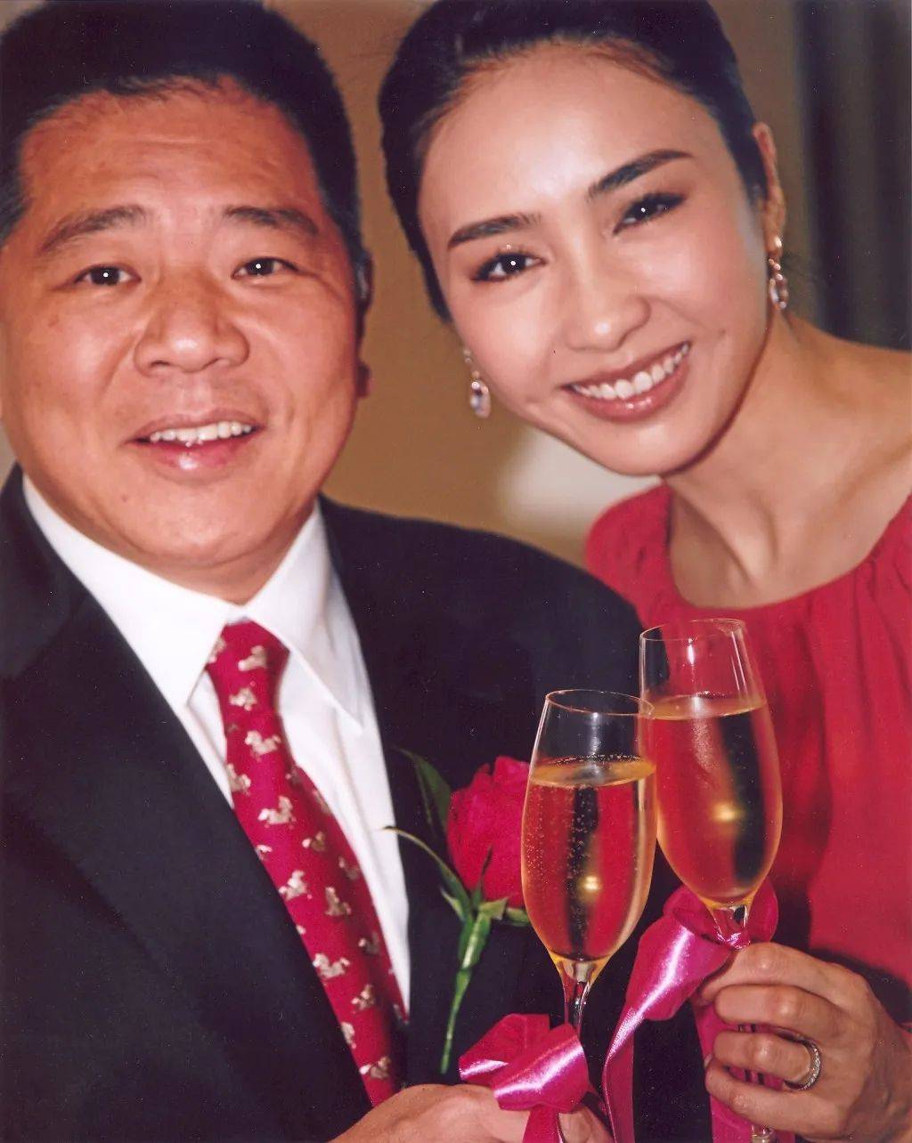 tvb前力捧花旦现身富豪聚会,与富商老公结婚15年,生活甜蜜_黎姿
