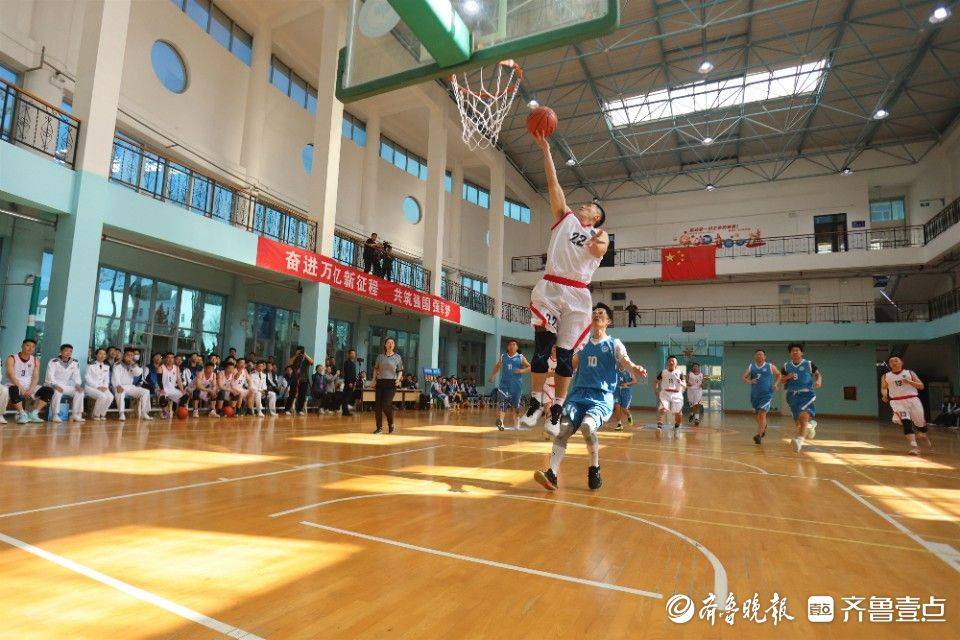 图集|球场争锋!海军烟台舰官兵与烟台一中师生以球会友