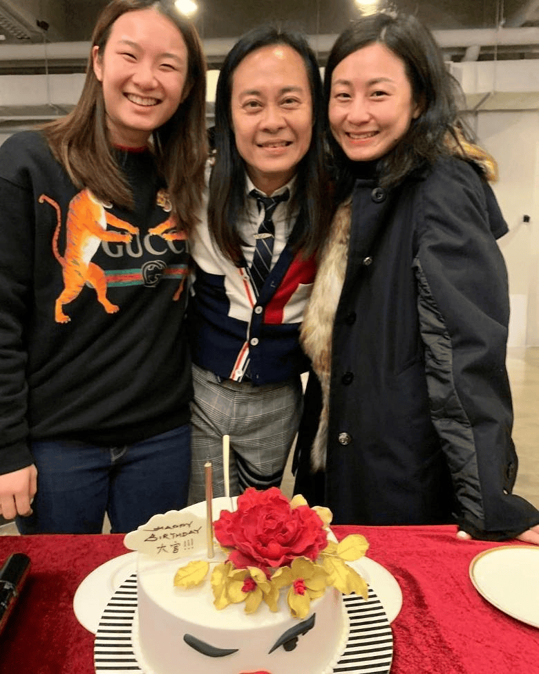 他是草蜢成员,娶传奇旺夫女,视继女如己出,今闷声发财儿女双全