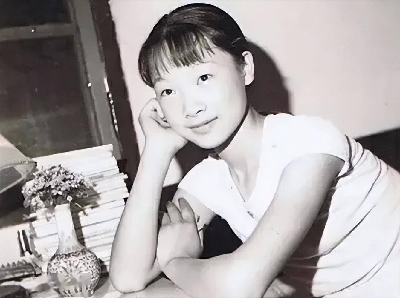 她被誉为军中花仙子,连续15年上春晚,男友患癌离世,53岁仍单身