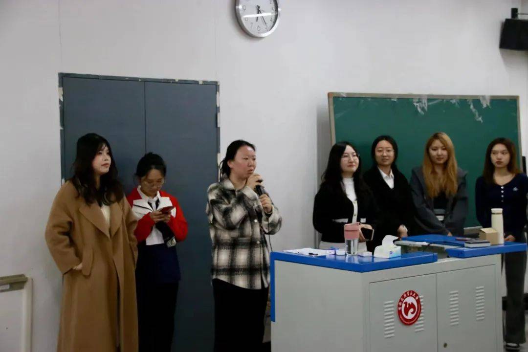 首先,刘菁湘老师对近期准时参加排练的学生进行了充分肯定.