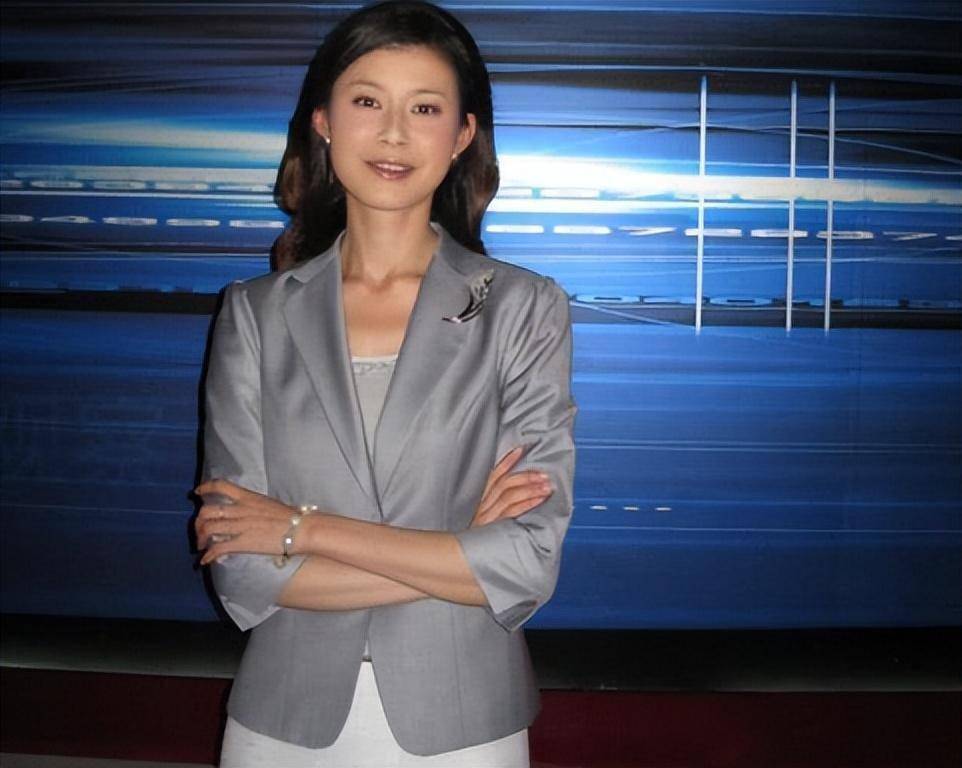 大学实习期就被任命为郑州电视台财经节目主持人,还未毕业,就已成为小