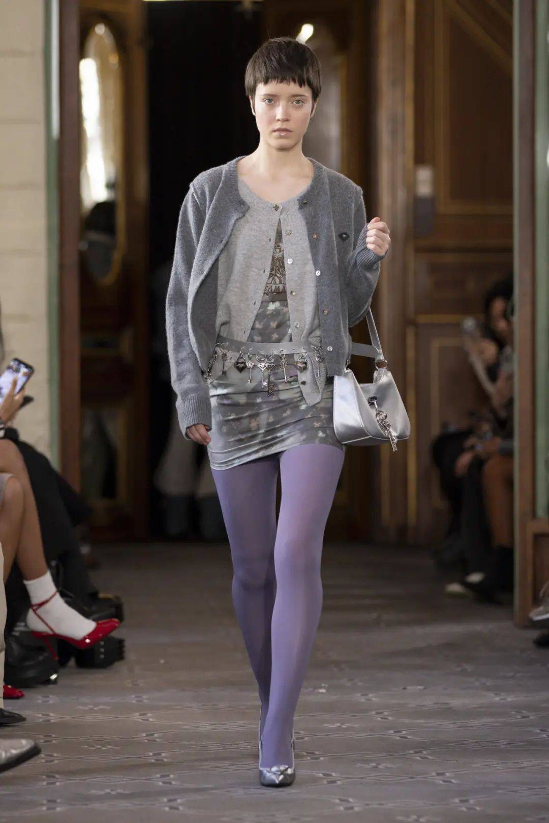 在服装搭配中,浅淡灰色既能展现出简约时尚的气质,又能散发出一种低调