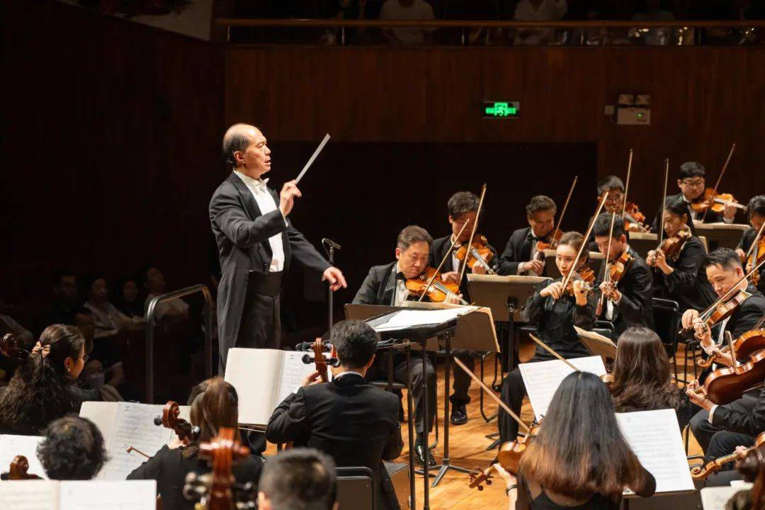 滑动查看下一张图片>>广州乐迷非常熟悉的指挥家张国勇认为"周日音乐