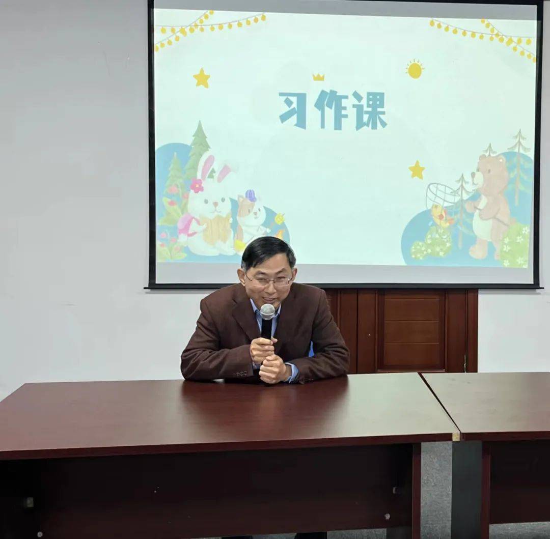 首先刘兆龙主编介绍了作家冰心的成就及以冰心命名的各类文学活动在