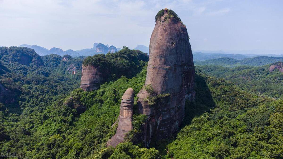 以色若渥丹,灿如明霞而著称,被誉为中国红石公园