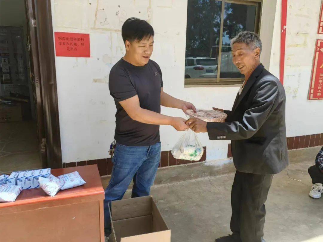 "两委",驻村队员,组长,村民代表深入村民小组,田间地头全面清理农药瓶