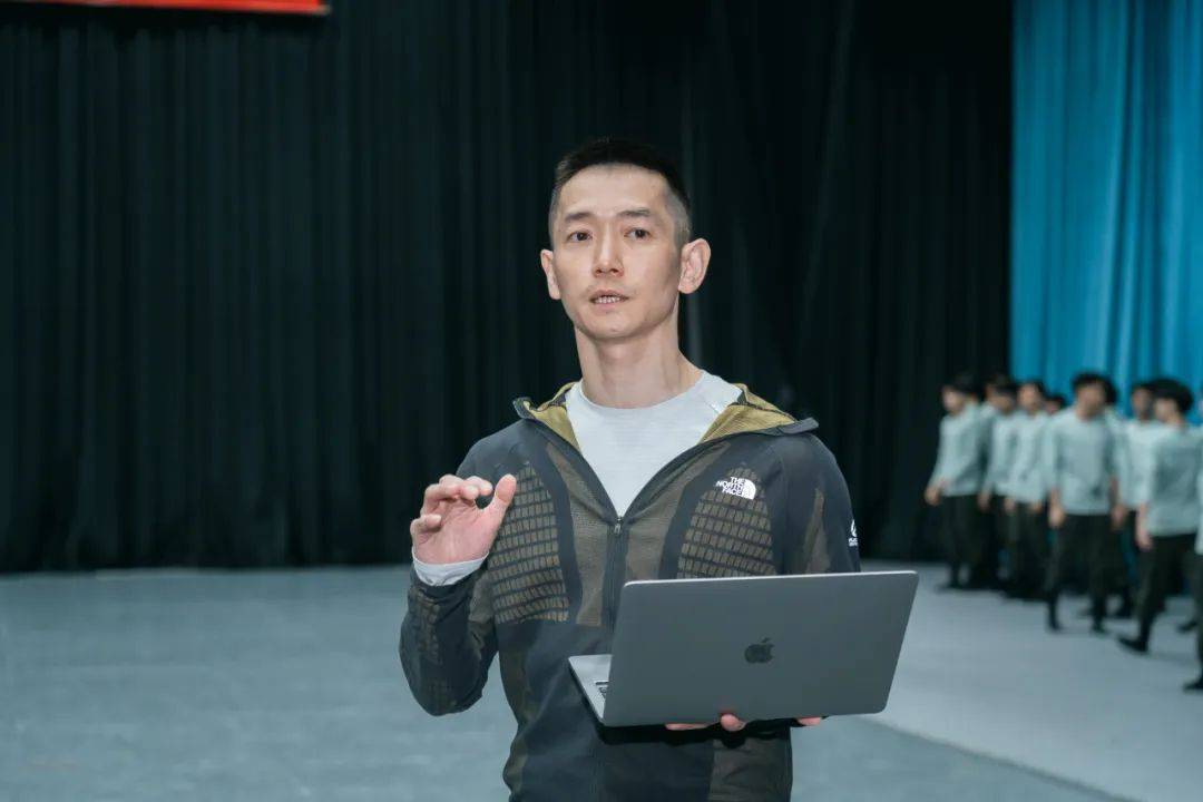 我们特邀国家一级演员,中国舞蹈家协会理事,原中国人民解放军艺术学院