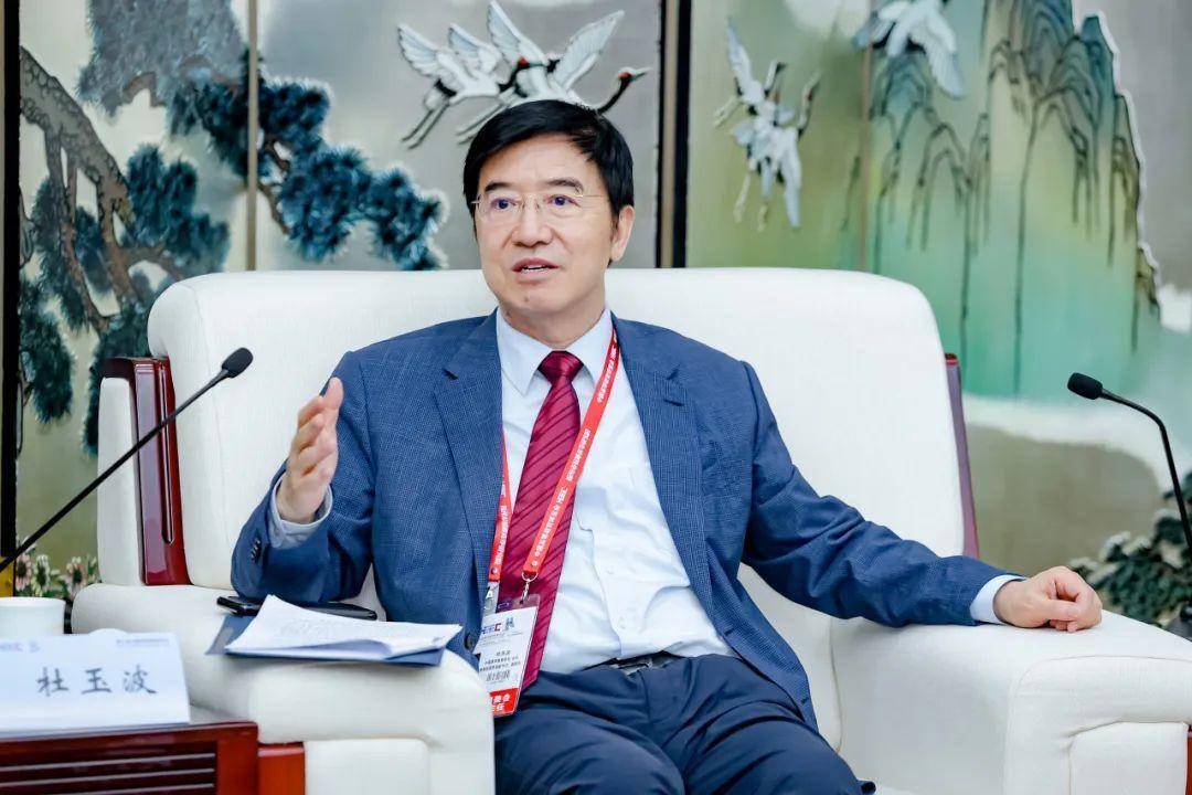 4月15日,中国高等教育学会领导与高博会伙伴城市代表在福州举行会谈.