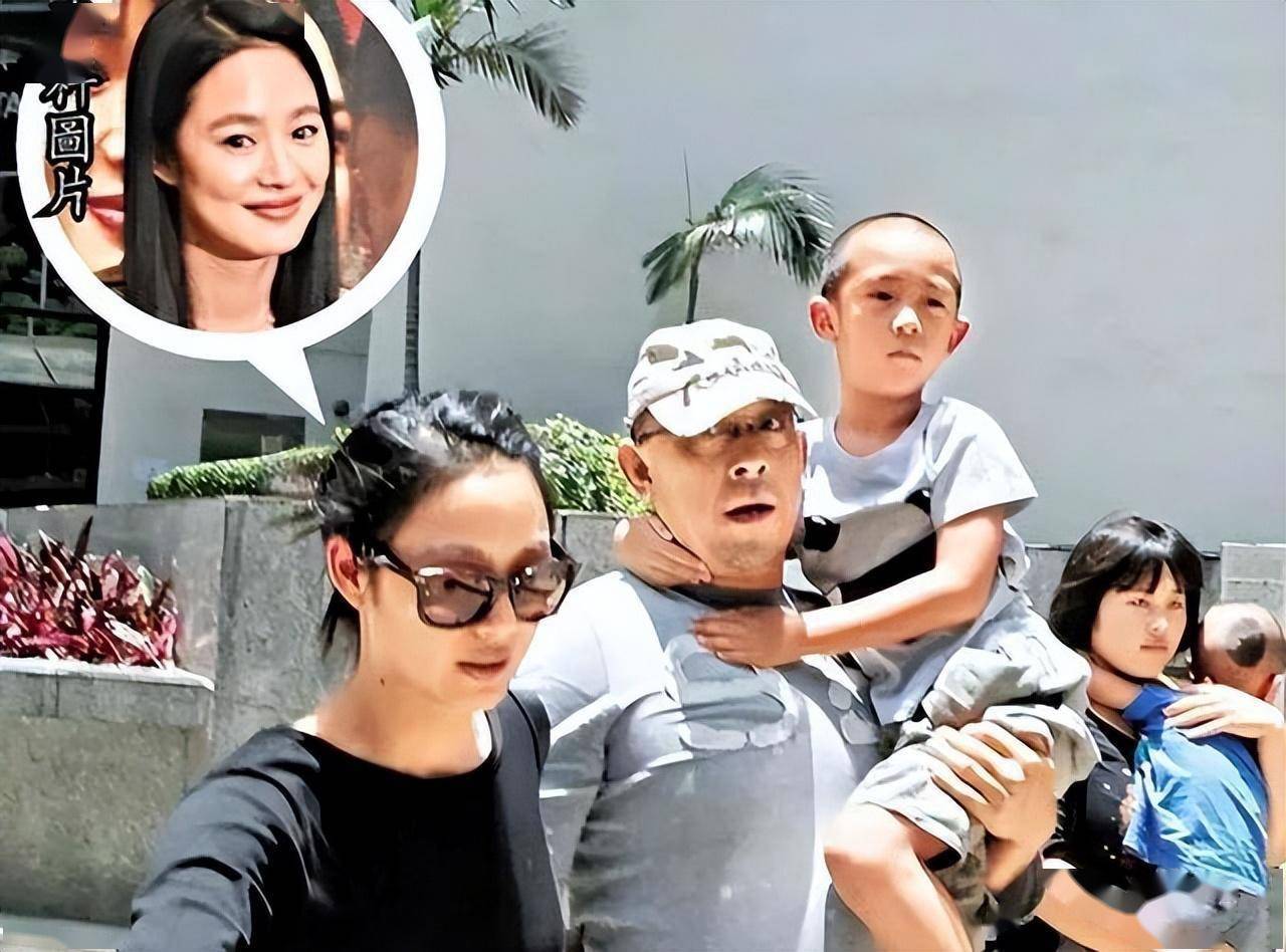 姜武26岁艺术家长女罕露面,挎香奈儿包戴大钻戒,神态似妈妈宋妍