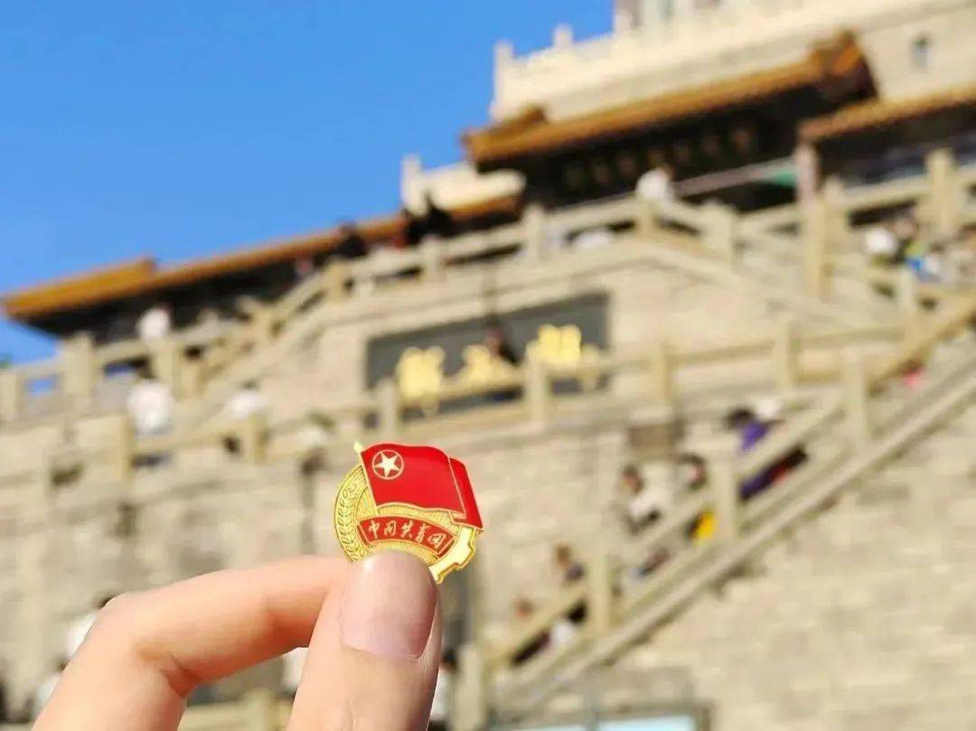 带着团徽去旅行照片图片