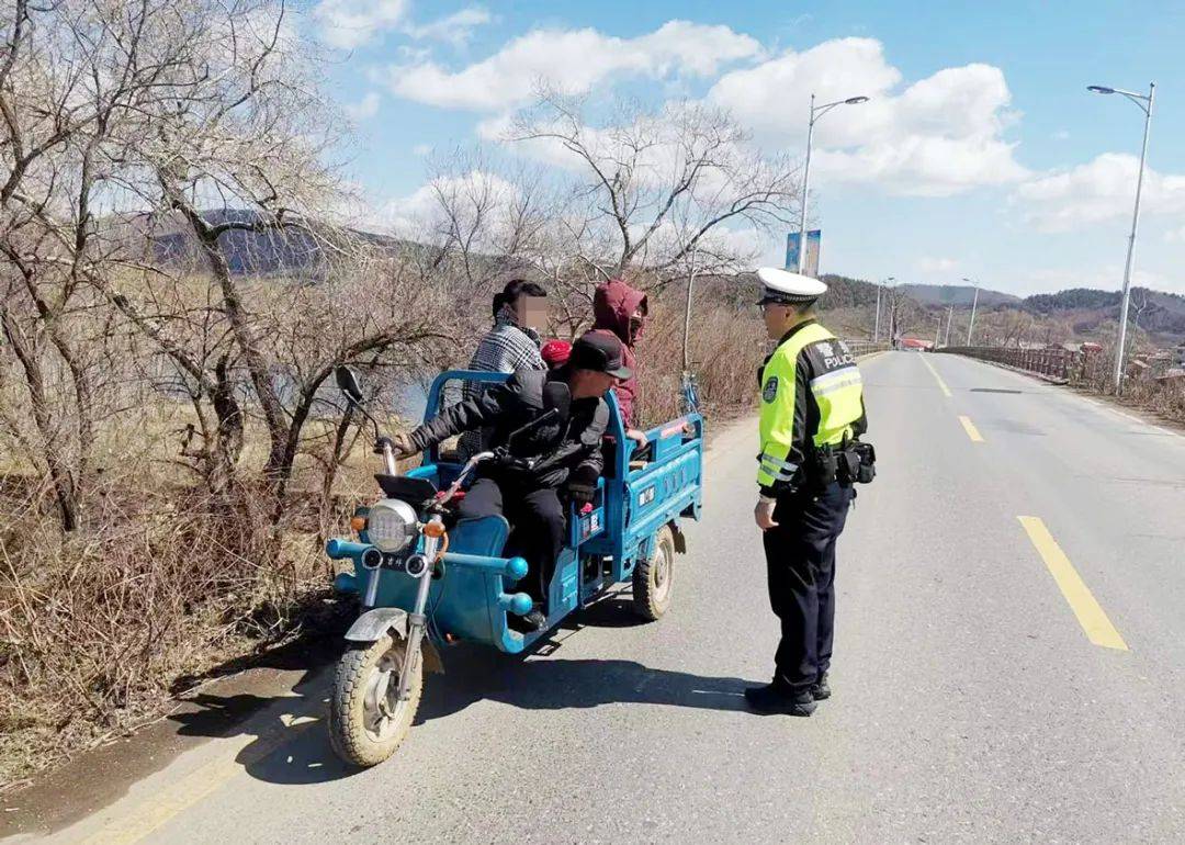 本溪县公安局交管大队多举措整治三轮车违法载人行为_检查_交通_农用