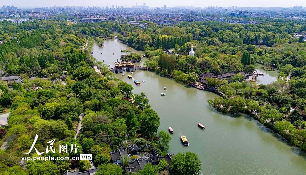 2024年4月22日,江苏扬州瘦西湖风景区春光旖旎,众多游客踏青游玩,感受