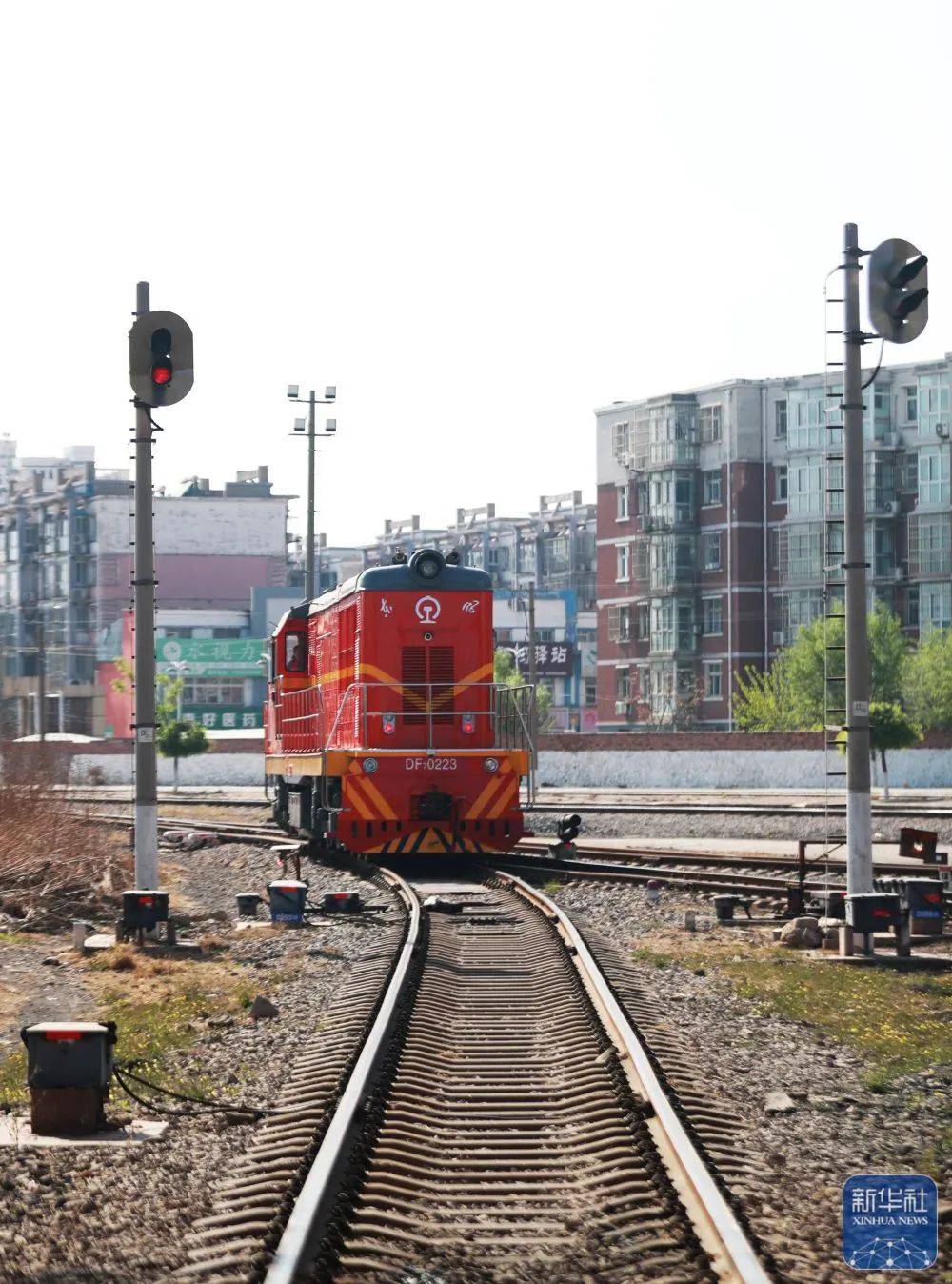 河北唐山:新能源改造机车跑出"绿色"赛道