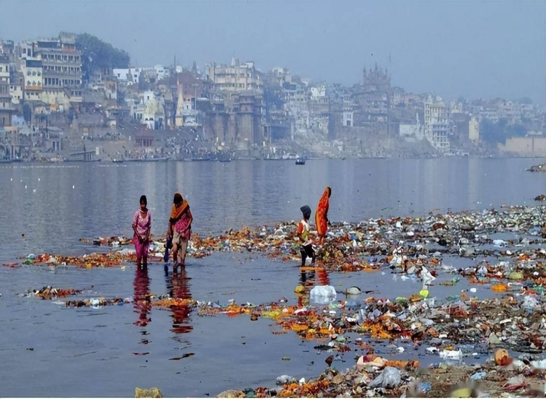 印军伞兵跳伞表演变集体葬礼，上万美元的降落伞，一个也打不开-印度伞兵摔死30人是真的吗视频