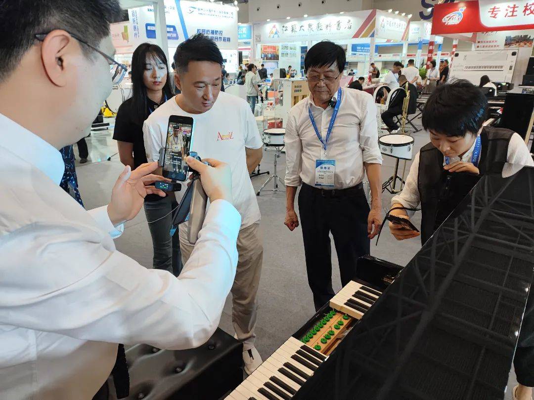 展会期间,海伦钢琴董事长陈海伦先生亲临现场,与参观者们亲切交流.