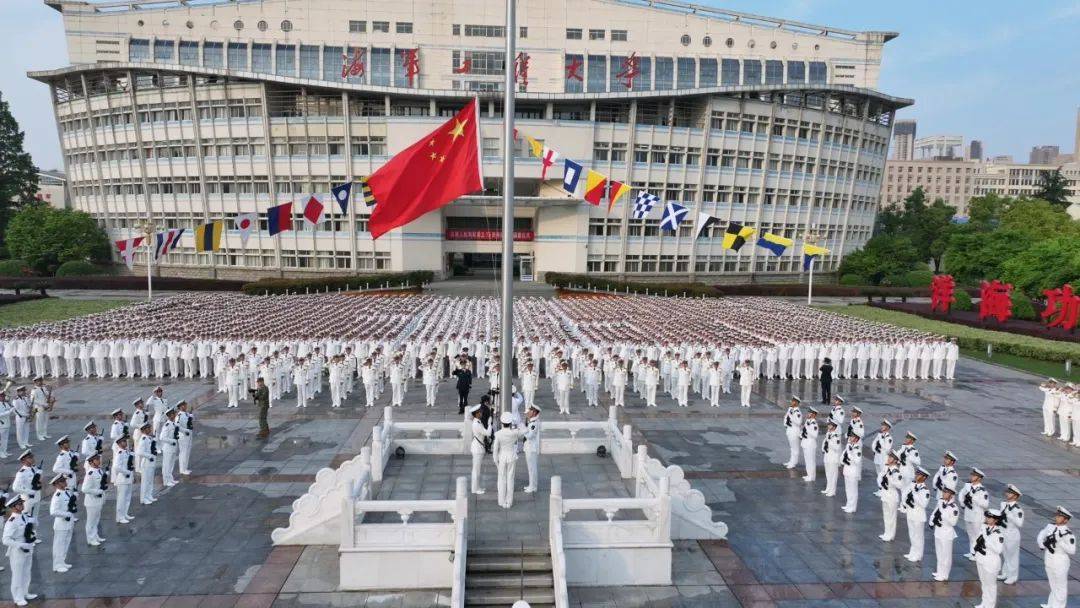 海军部队隆重举行升国旗仪式,为人民海军庆生
