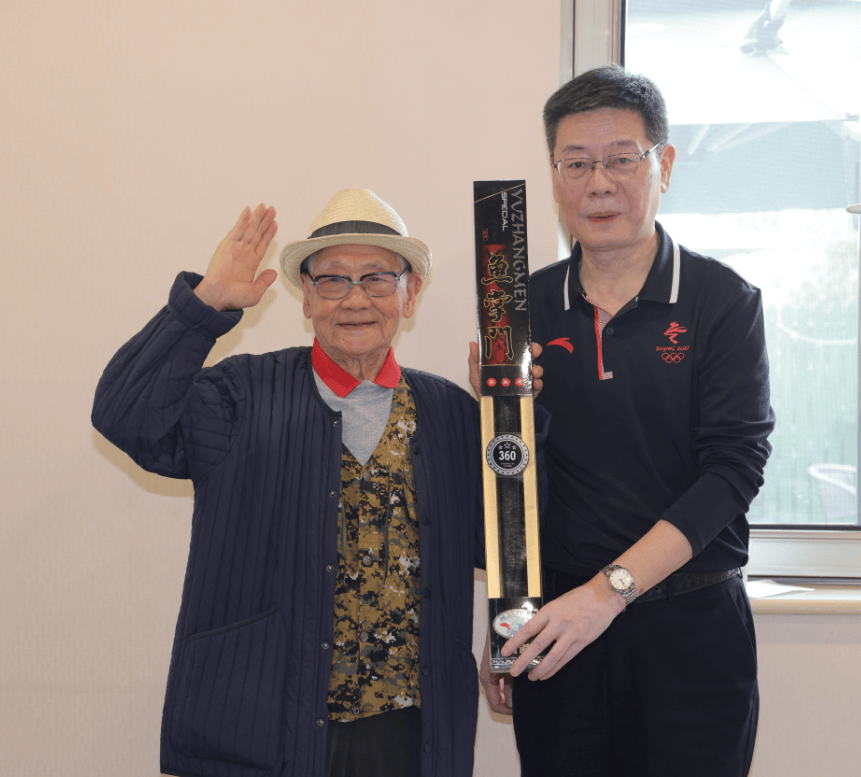 张华勋导演获赠奖品钓竿著名演员冯恩鹤老师代表主办单位向北京碧海