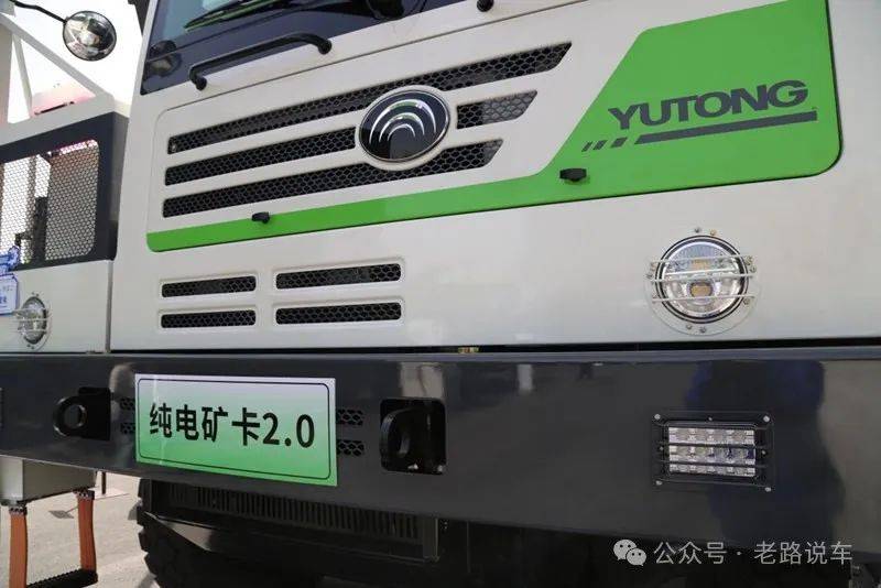 ytk105e2采用白色车身搭配清新的绿色装饰,这也是宇通纯电动矿卡的