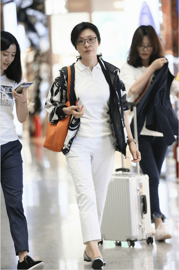 都从央视退休,61岁李修平素颜清秀,56岁周涛越老越时髦,但只是穿着