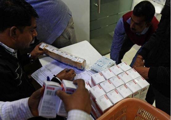 印军伞兵跳伞表演变集体葬礼，上万美元的降落伞，一个也打不开-印度伞兵摔死30人是真的吗视频