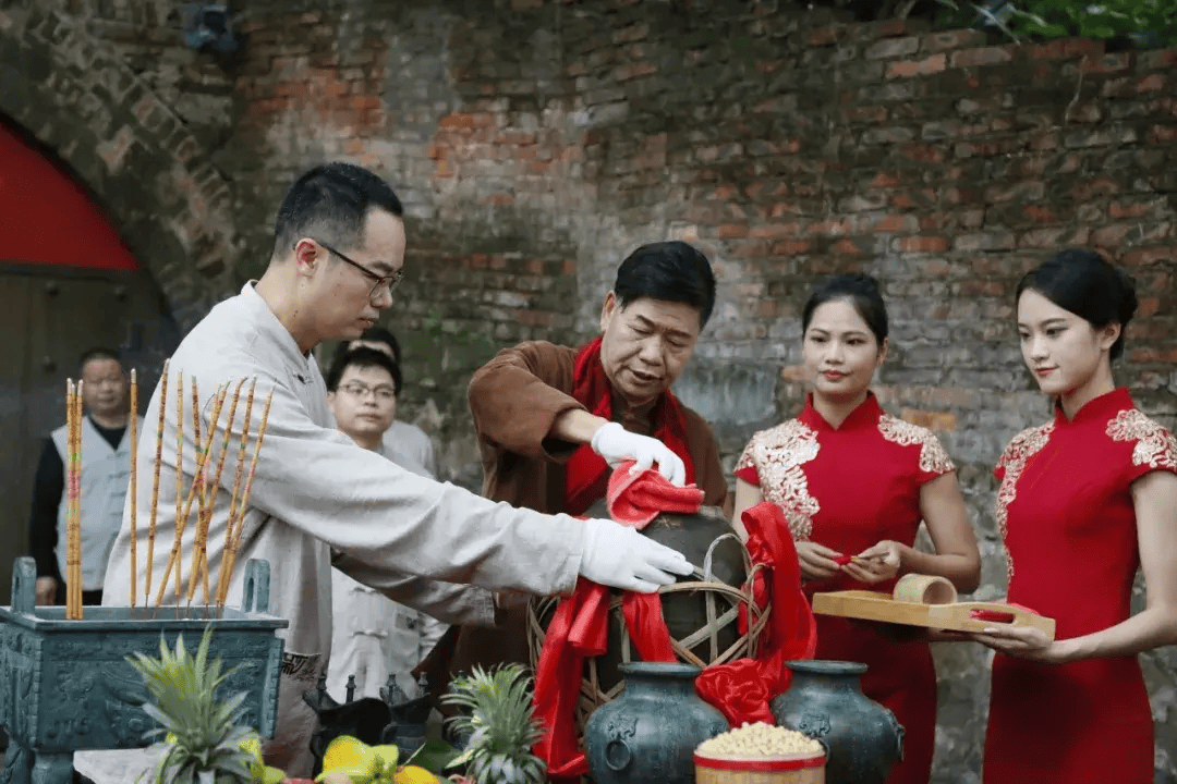 国家级评酒委员梁思宇,何国良,吴安杏,潘康华与多名资深酿酒师傅进入"