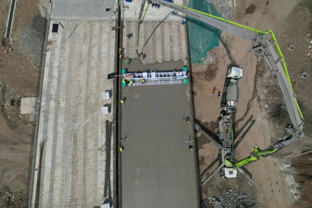 【重大项目建设进行时】本桓高速公路项目全线首联桥面铺装浇筑圆满成功_施工_作业_技术