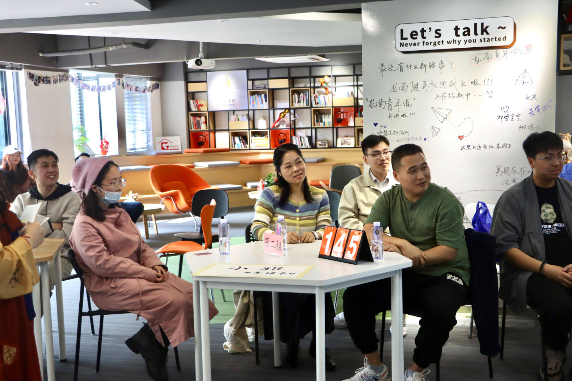 这个周末的龙南佳苑灯塔书房,比往日更热闹.