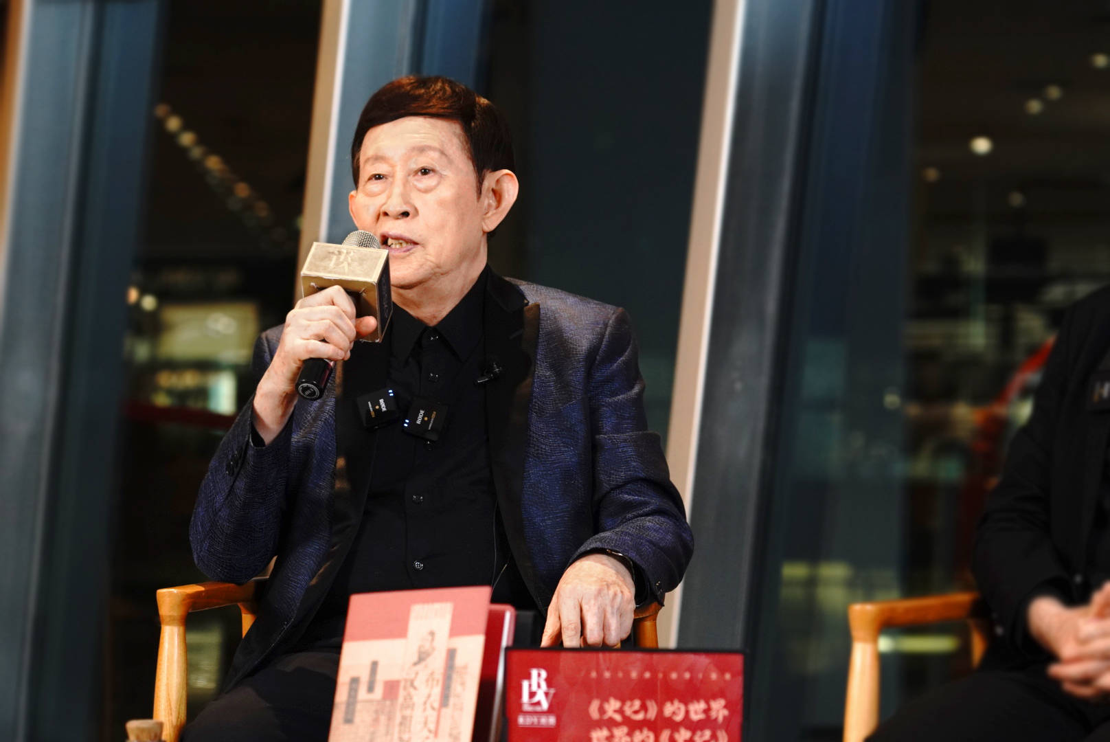在讲座上,东方出版社隆重推出著名文化学者,河南大学博士生导师王立群