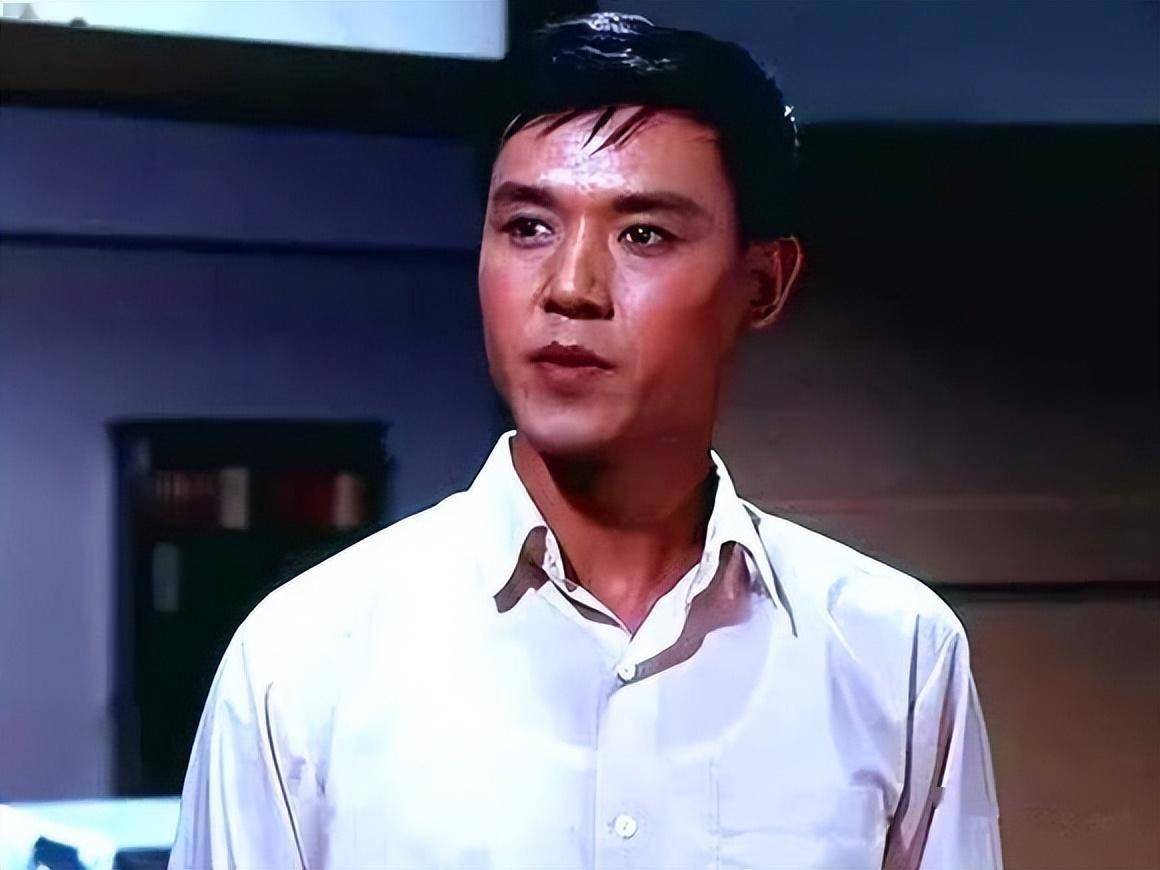 著名演员达式常:不买车不开车,83岁依旧坚持上班,一生挚爱一人_王文皓