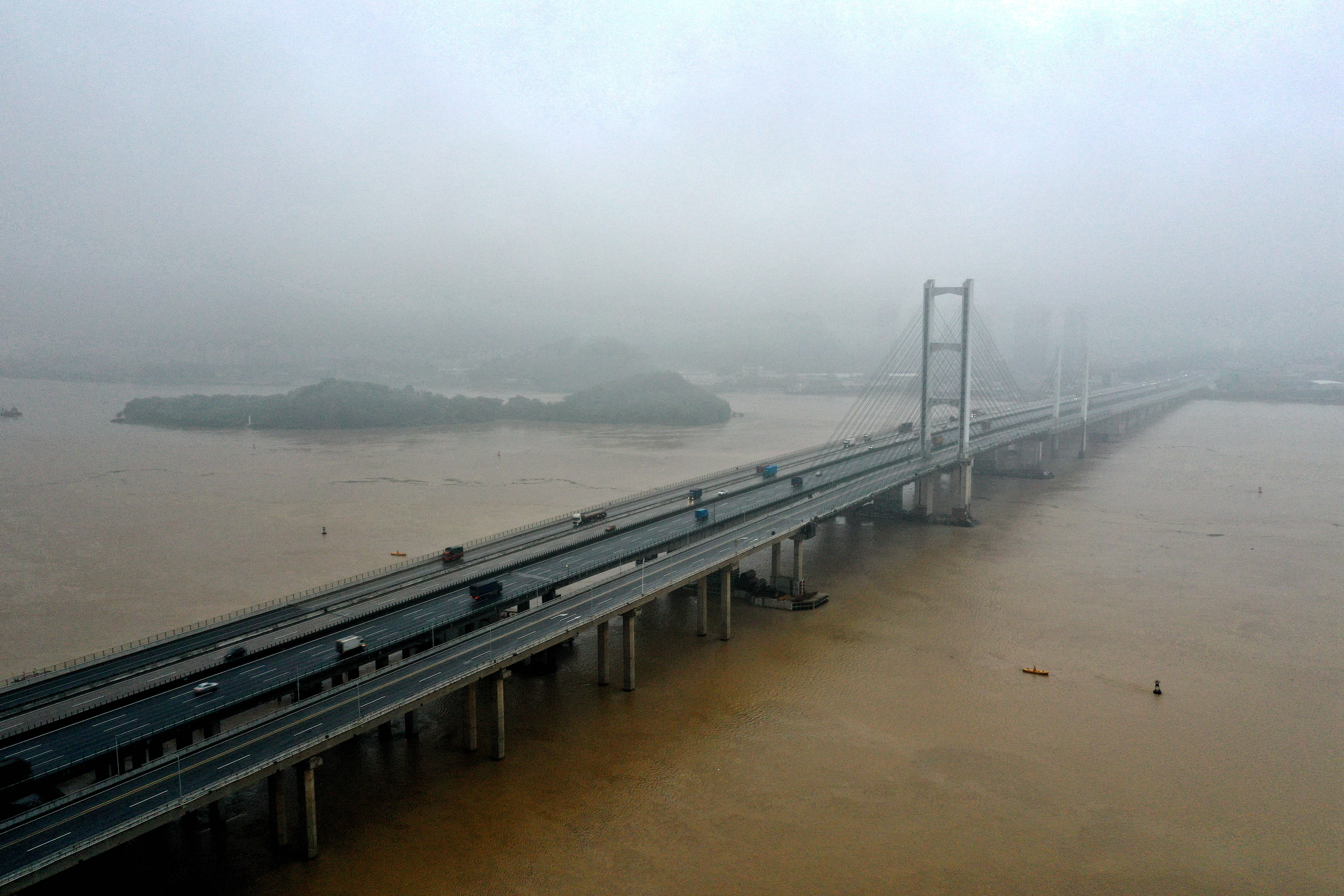 【视频】突发!九江大桥防撞墩被海船擦碰