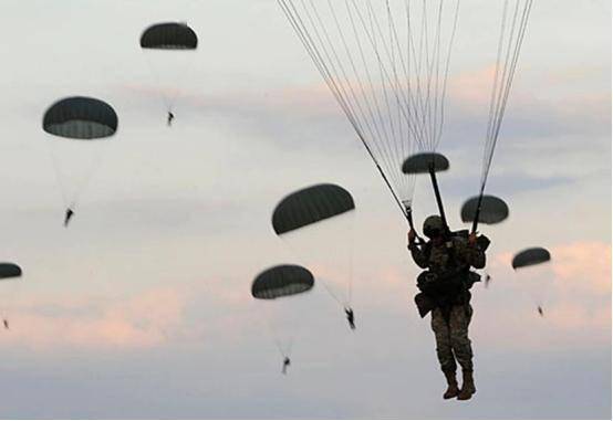 印军伞兵跳伞表演变集体葬礼，上万美元的降落伞，一个也打不开-印度伞兵摔死30人是真的吗视频