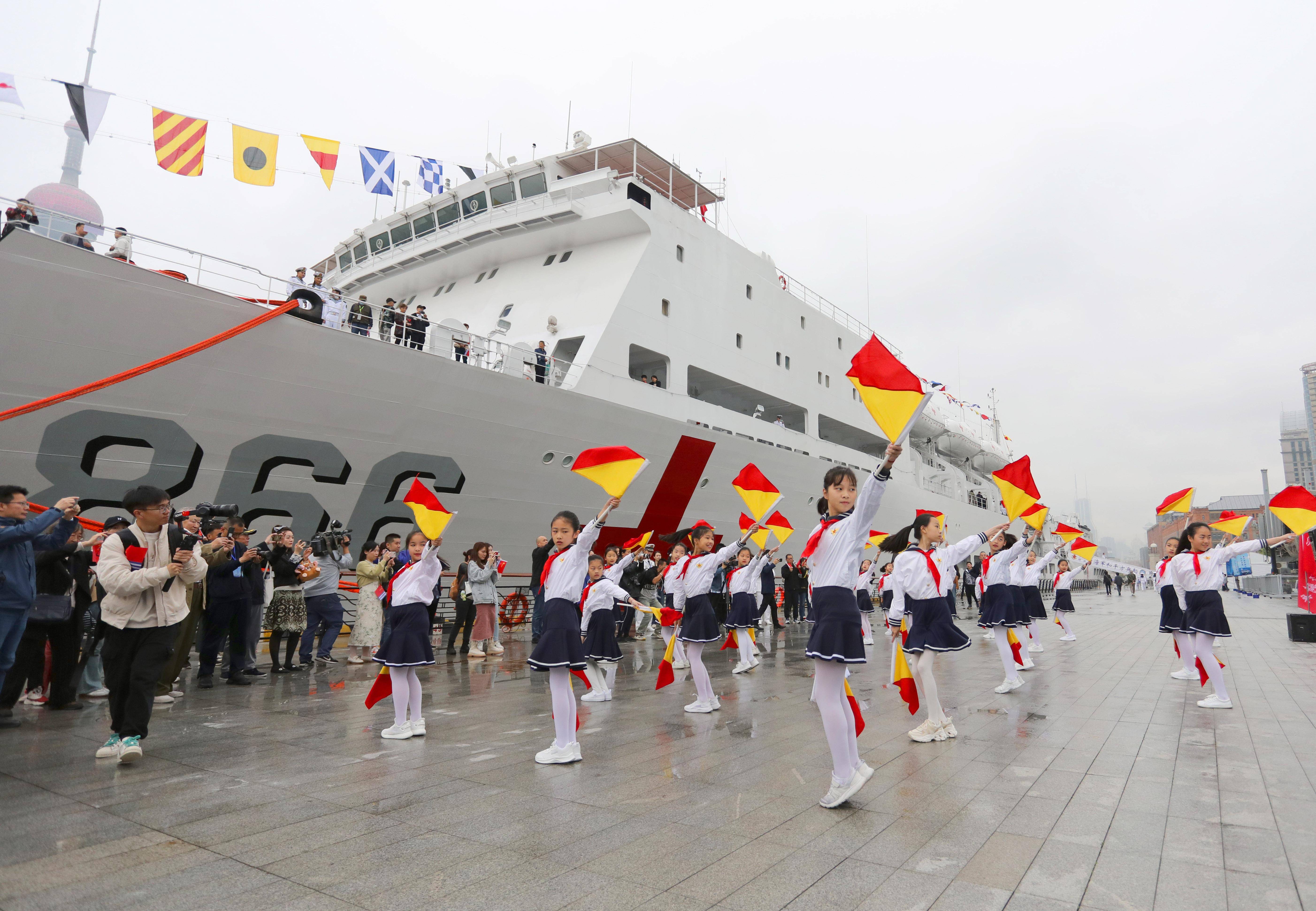 海军成立纪念日舰艇开放活动在上海举行