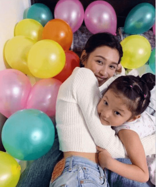 79米山东大妞,移居香港做模特当演员,单亲带女嫁好男人_王丹妮_梅姐