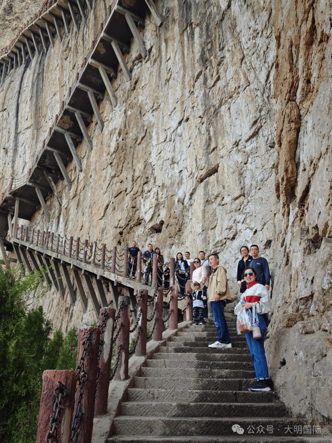 次日一早,全体成员又乘车抵达介休市绵山脚下,开始一段崭新的登山旅程
