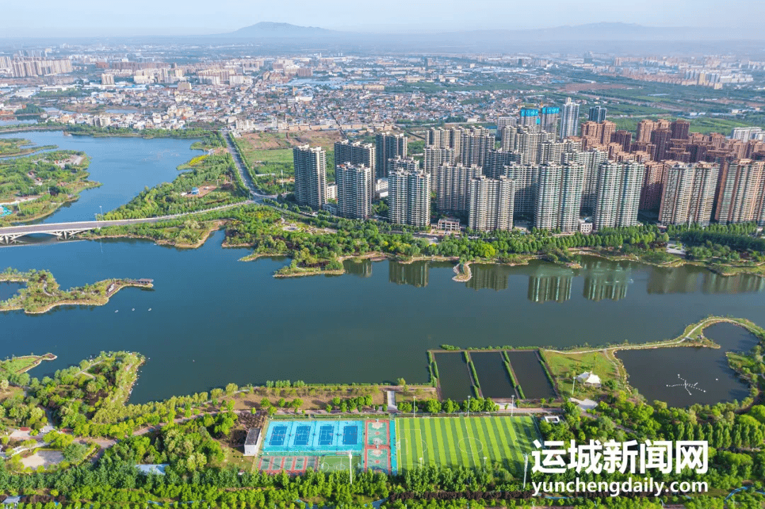 4月20日,从空中俯瞰中心城区禹都公园,湖水荡漾,绿意盎然,美不胜收.