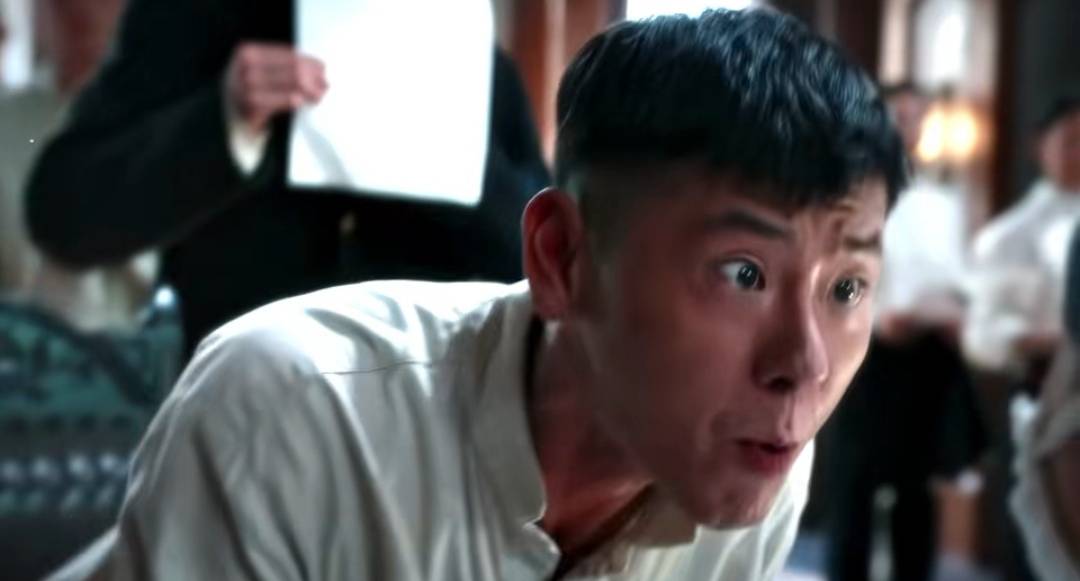 满脸通红,呲牙咧嘴大声怒吼,那双眼神恨不得马上将眼前人生吞活剥