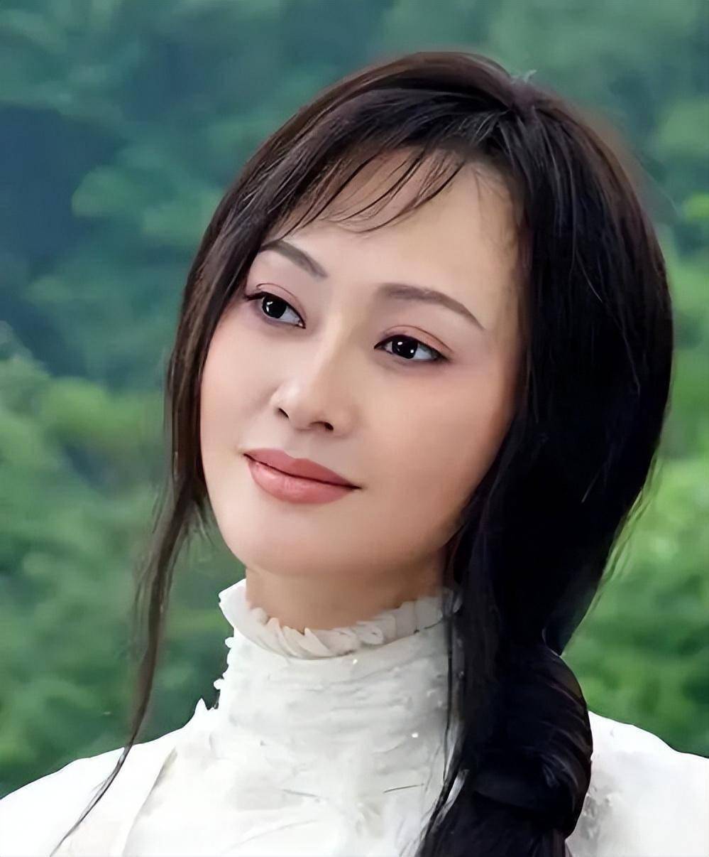 宋佳:大21岁丈夫患病后离婚,55岁公开新恋情,如今在国外开店_张学津