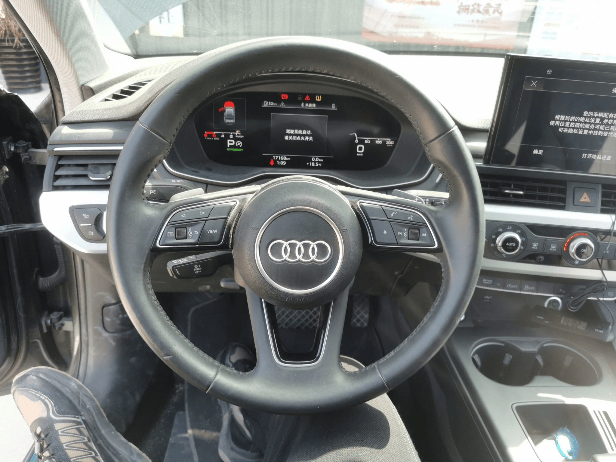 冲黄灯追尾前车,梁头切割气囊弹爆,这辆三年的奥迪a4l还卖17万