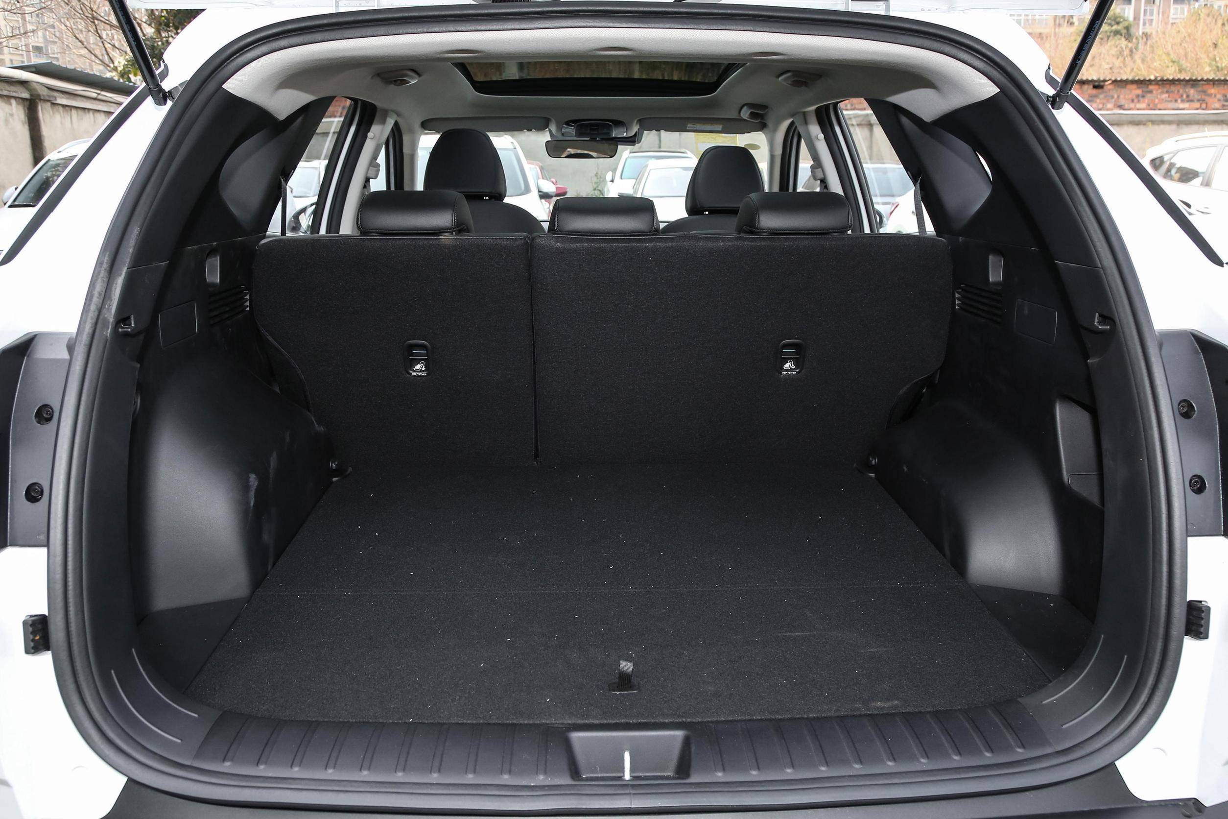 后备厢方面,现代途胜l的标准行李厢容积为583l,得益于可完全放平的