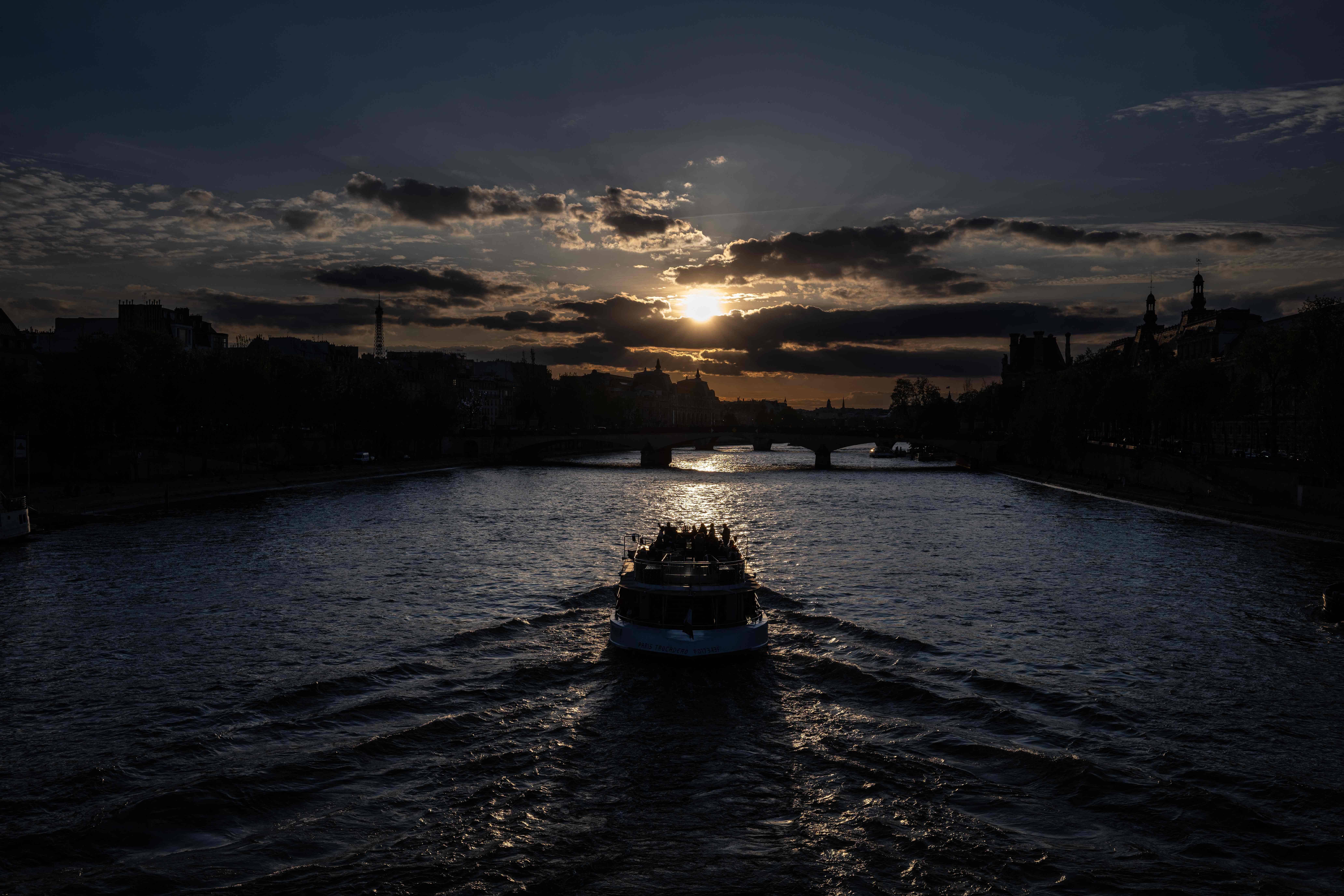 塞纳河:黄昏时分