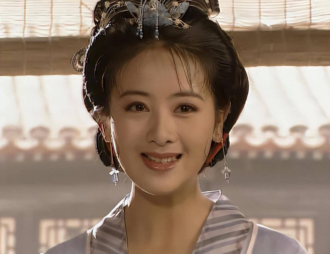 偶遇经超夫妇重庆吃烧烤,小李琳穿千元衣又胖又老,遭恶评似母子