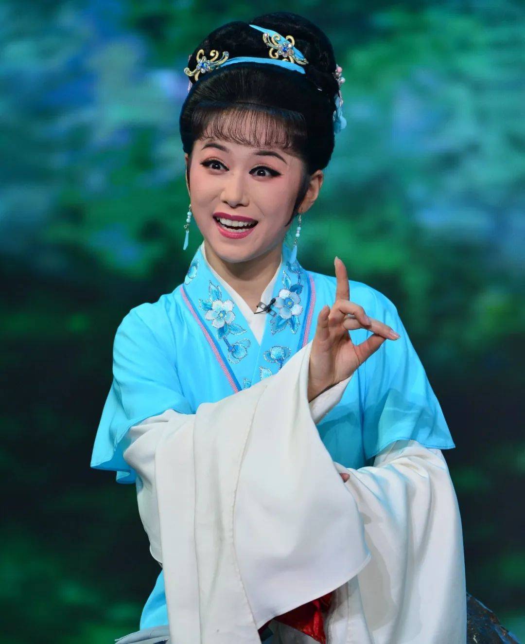 《天仙配》作为黄梅戏的保留剧目之一戏文雅俗共赏朗朗上口巧妙地 ""
