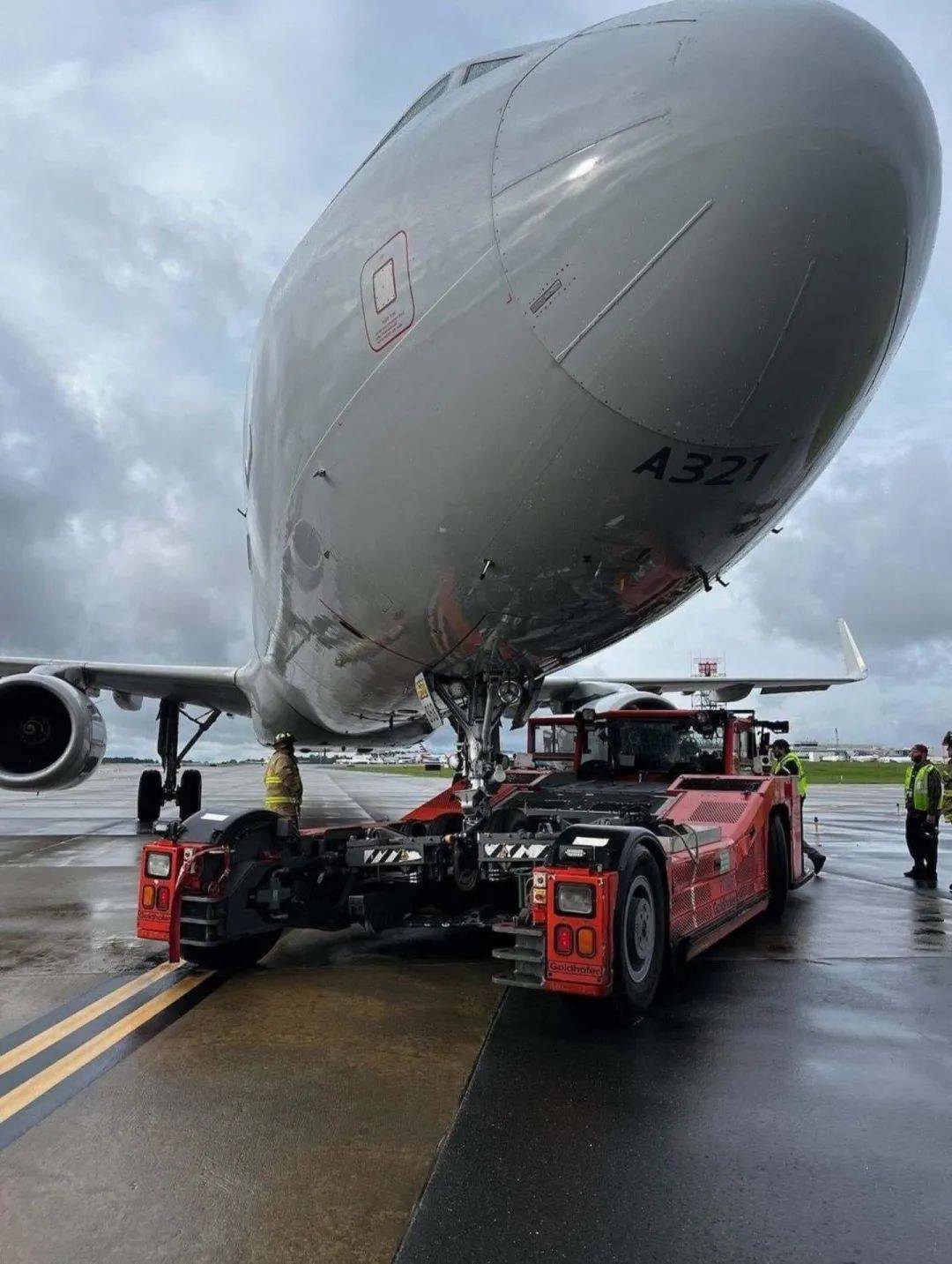 牵引车撞a321ceo直接开膛破肚