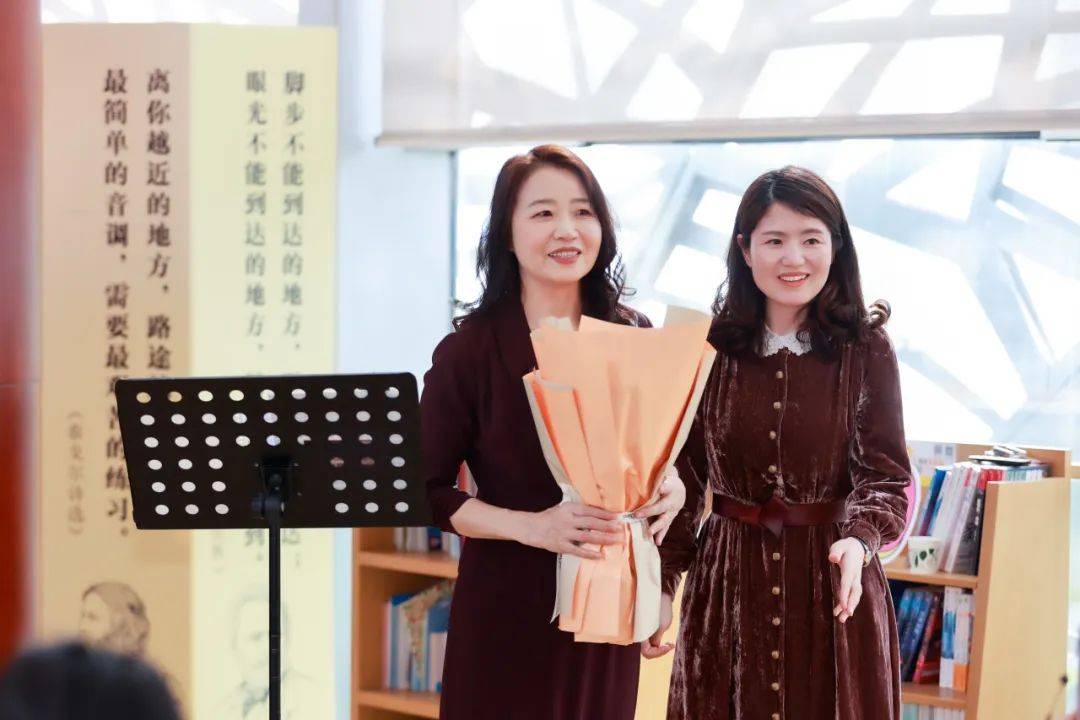 玛亚老师还从形象设计的角度,揭示出生命美丽的真谛:"英女王用一生的