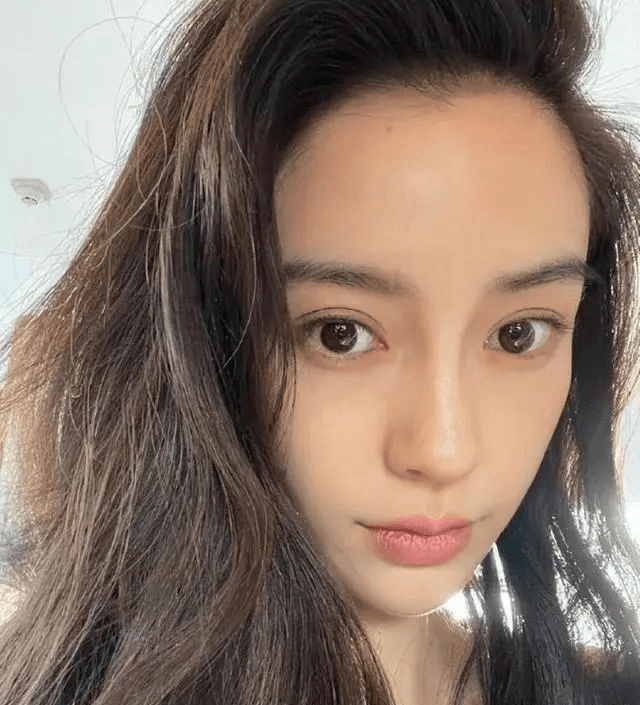 例如,使用清透光泽的底妆,增加肤色光泽,遮盖瑕疵,重点勾勒眉头和唇线