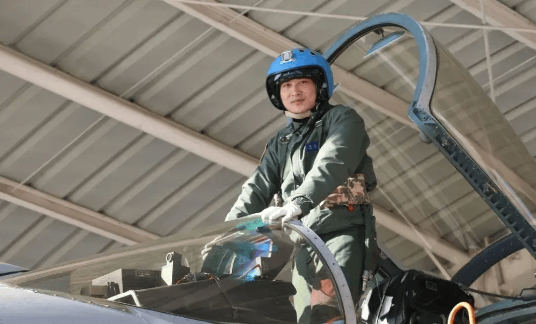 最年轻的舰载战斗机飞行员张超如愿成为当时中国海军2015年要成为一名