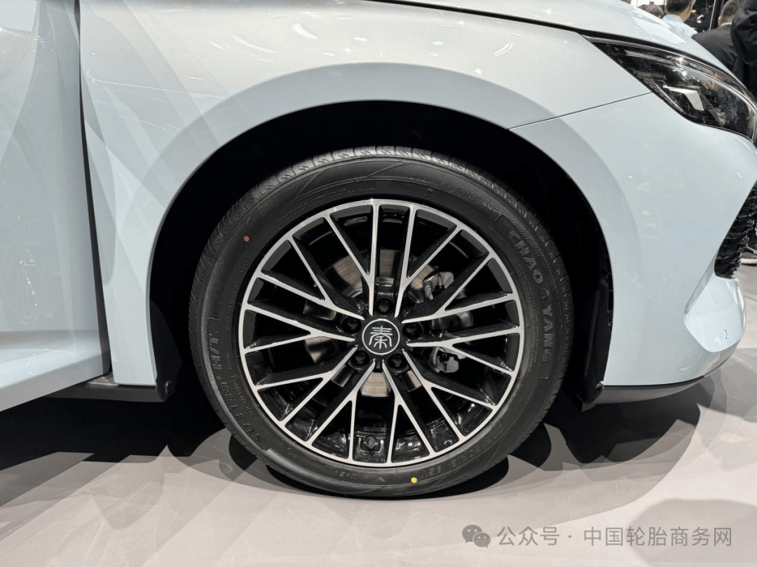 搭载朝阳轮胎su318a ht 规格225/50 r18,轮胎定位偏向城市suv