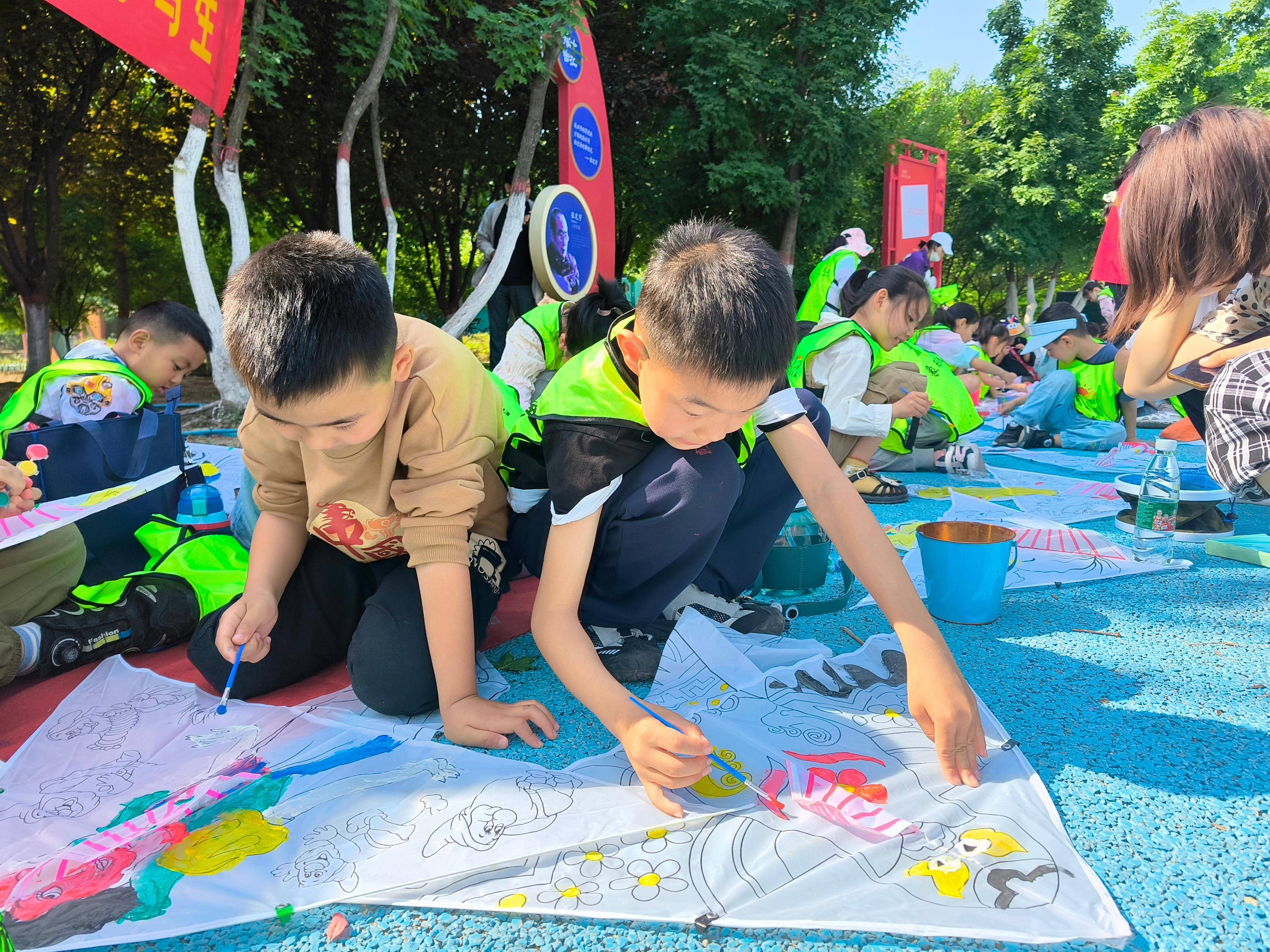 荥阳市京城路街道海龙社区开展“绘就春光美 最真在少年”户外活动(图3)